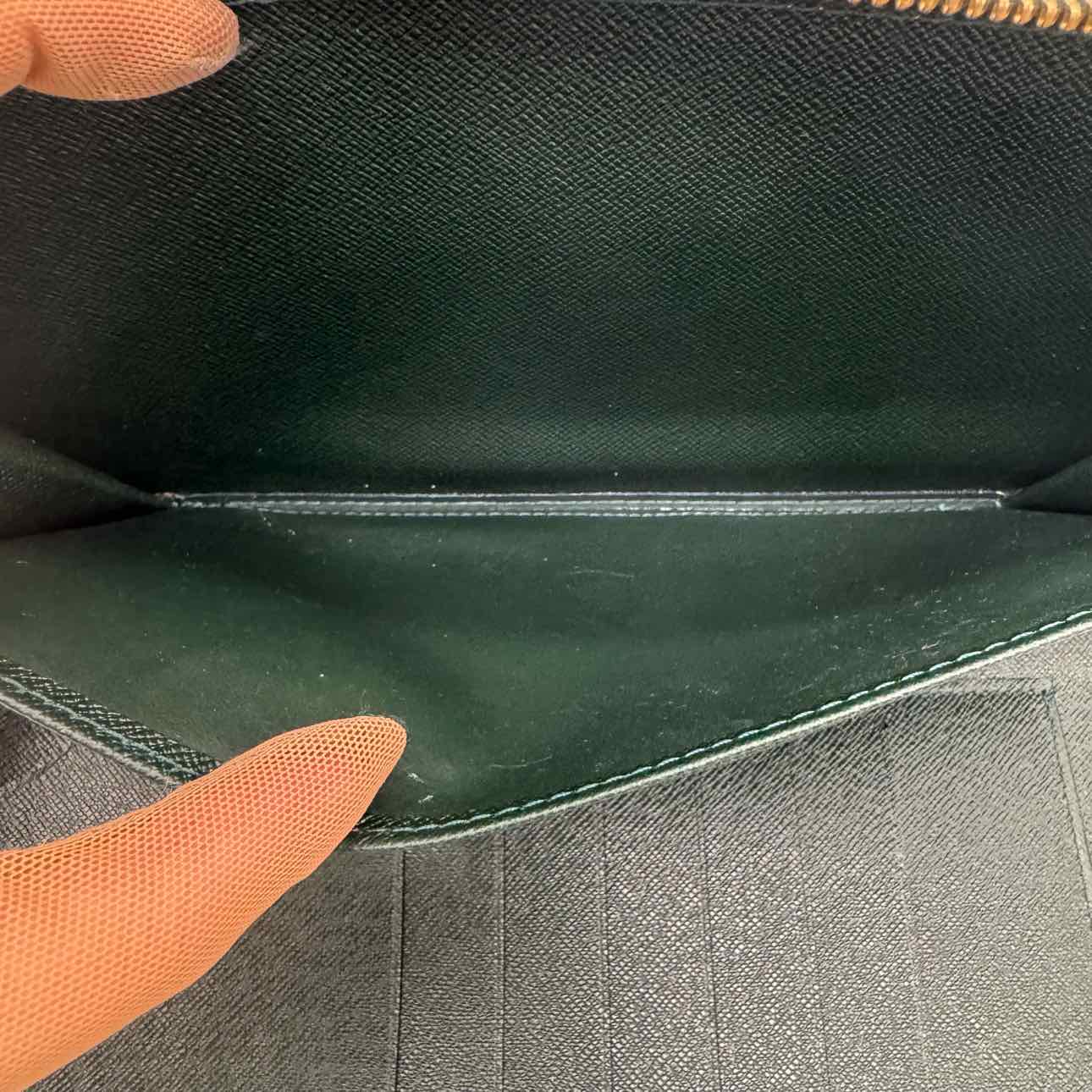 LOUIS VUITTON Taiga Atholl Organizer Epicea