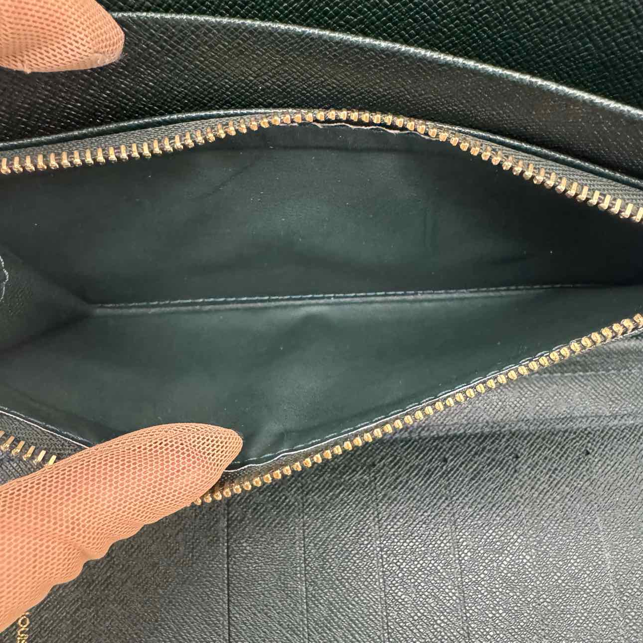 LOUIS VUITTON Taiga Atholl Organizer Epicea