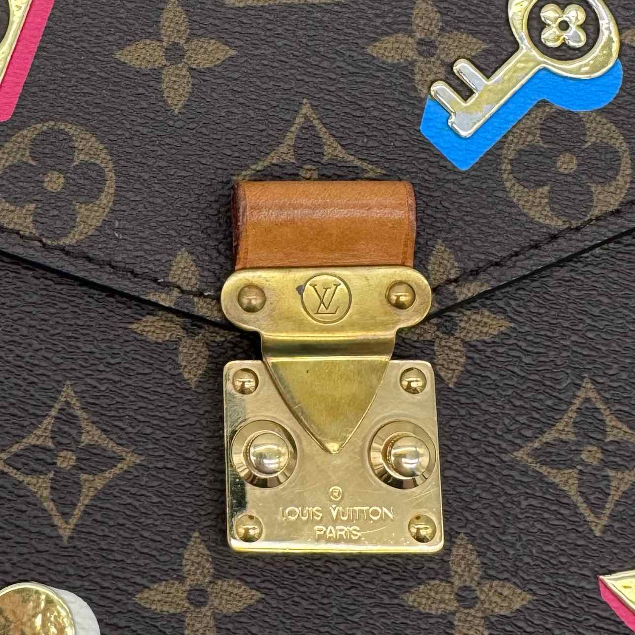 LOUIS VUITTON Monogram Canvas Love Lock Pochette Metis MM (Pre-Owned)