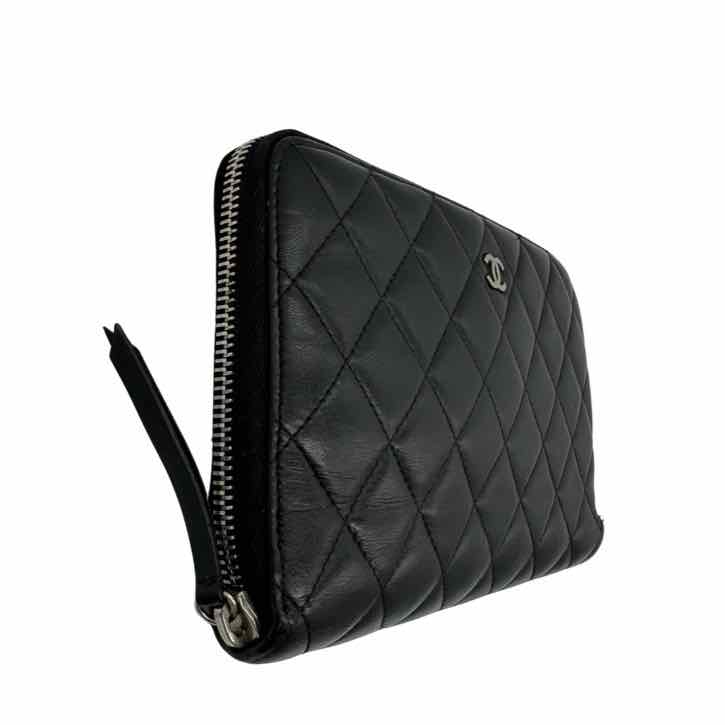 CHANEL Quilted Zip Around Organizer Wallet (Pre-Owned)