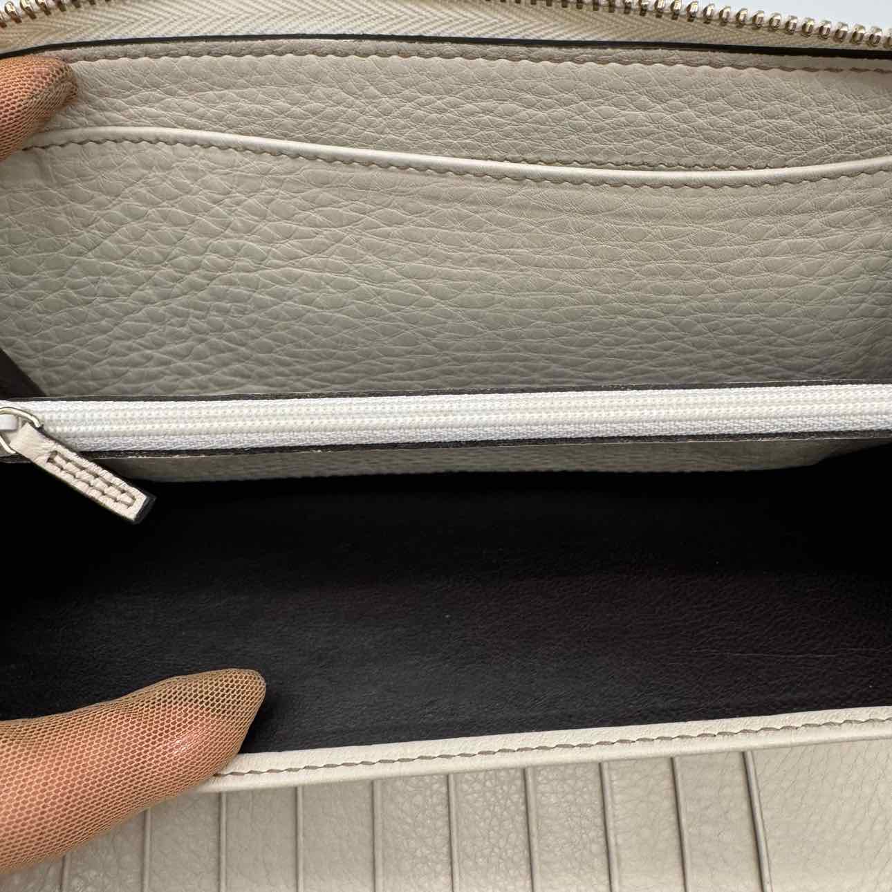GUCCI Pebbled Calfskin Medium Soho Zip Around Wallet White