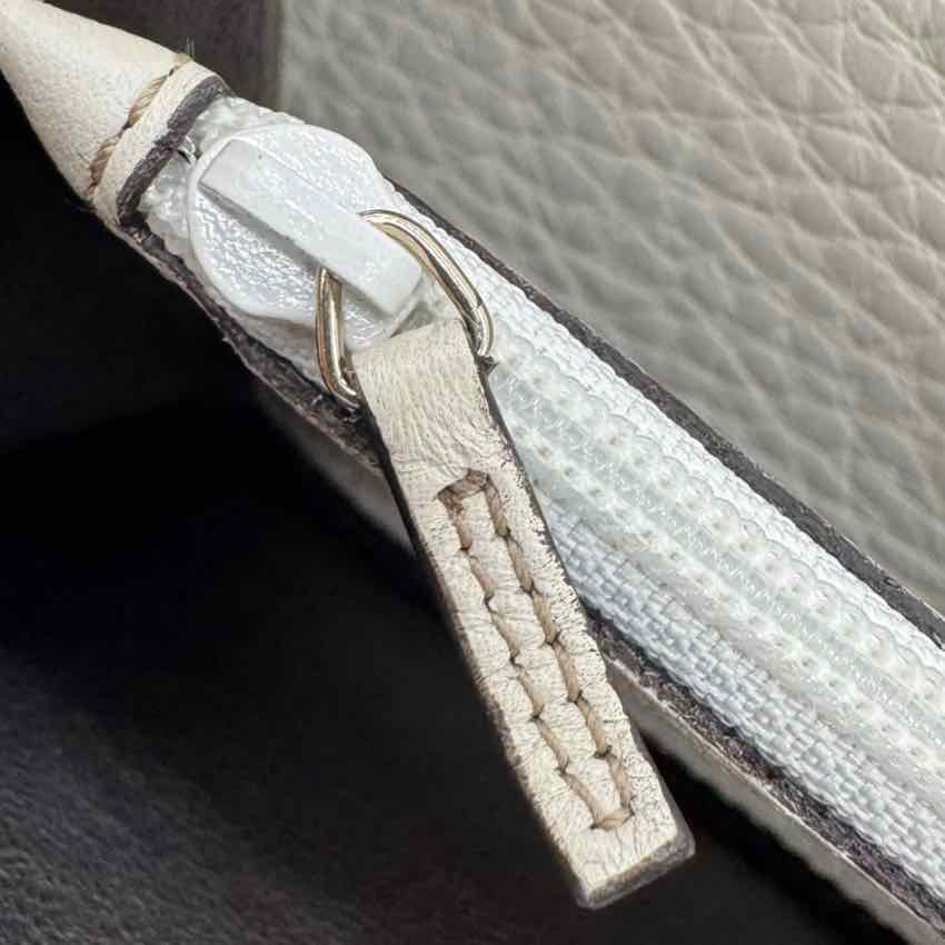 GUCCI Pebbled Calfskin Medium Soho Zip Around Wallet White