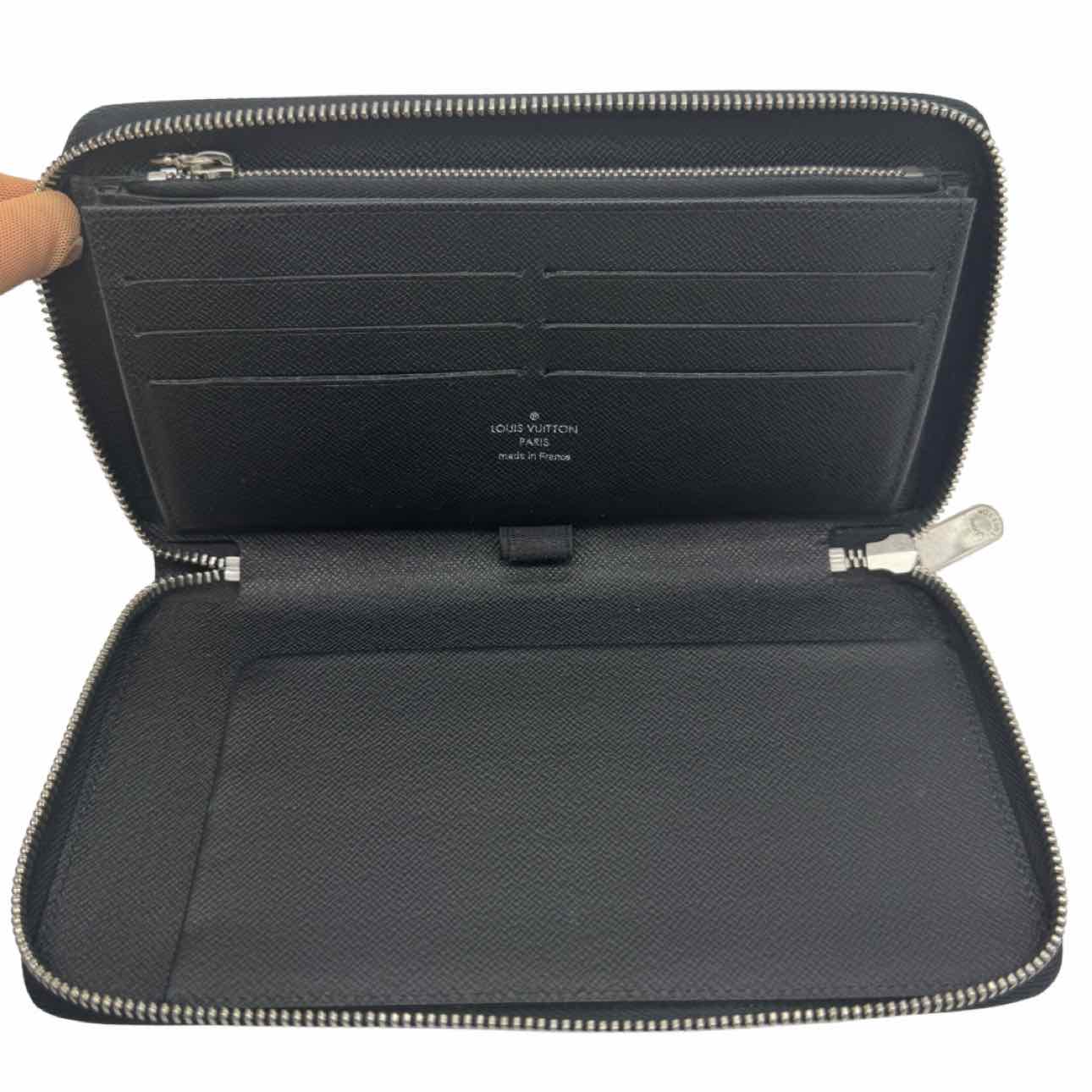LOUIS VUITTON Epi Leather Zippy Organizer Black
