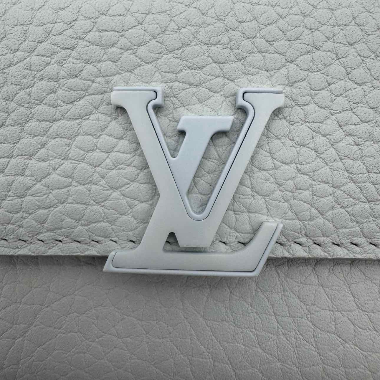 LOUIS VUITTON Taurillon Leather Capucines XS  Wallet Optical White (Pre-Owned)